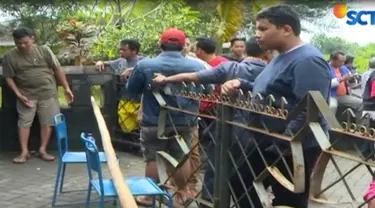 Salah satu polisi yang berupaya melumpuhkan pelaku juga terluka akibat senjata tajam pelaku yang diketahui bernama Suliyono warga Banyuwangi, Jawa Timur.