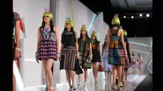 Model berjalan diatas catwak saat memperagakan koleksi terbaru desainer Lenny Agustin yang bertema Borneo off Beat dalam Indonesia Fashion Week 2015 di JCC Senayan, Jakarta, Sabtu (28/2). (Liputan6.com/Panji Diksana)