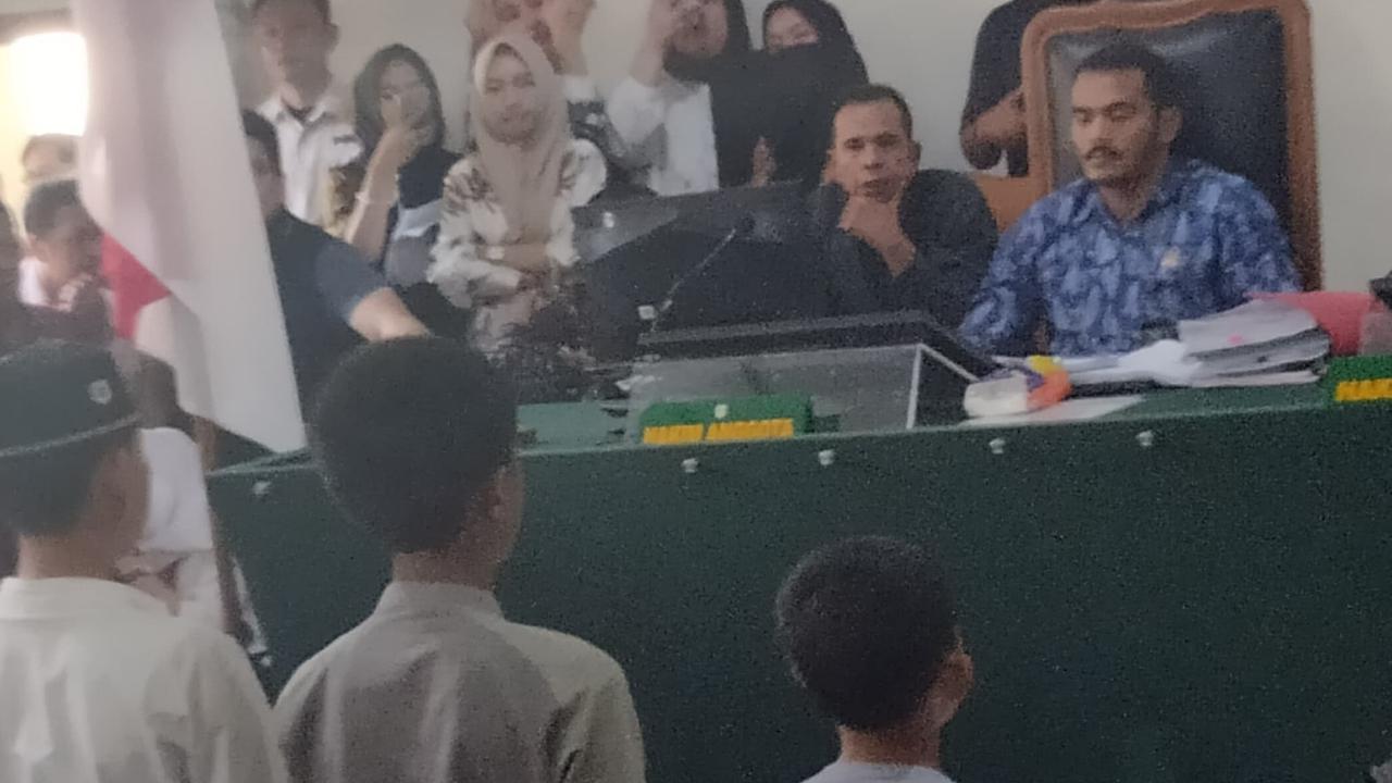 Jauh dari Tuntutan Jaksa, Tiga Pembunuh dan Pemerkosa Siswi SMP Divonis Satu Tahun Pembinaan