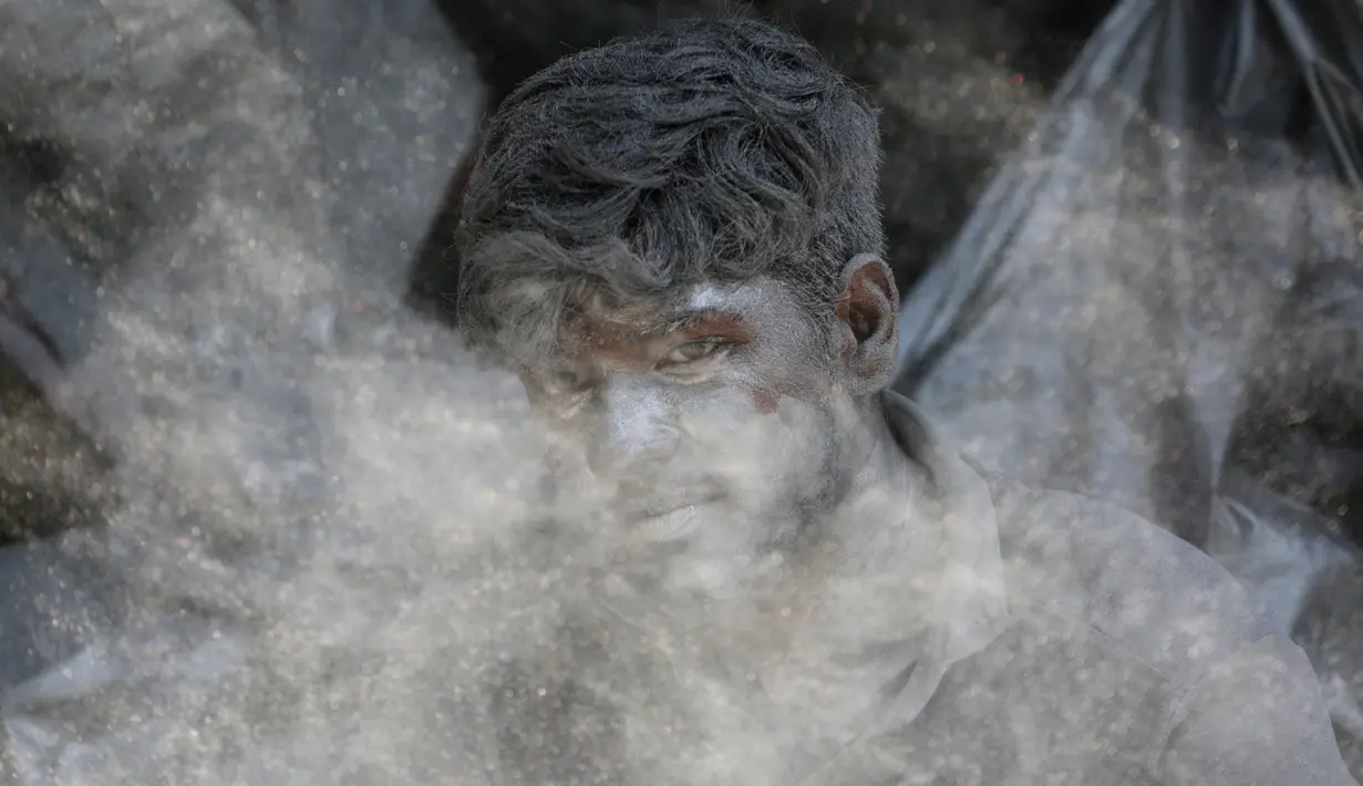 Seorang pekerja India mencampur bubuk mesiu untuk membuat petasan di sebuah pabrik di pinggiran Ahmadabad, Selasa (15/10/2019).  Menjelang Festival Diwali atau Festival Cahaya, produsen petasan di india dibanjiri pesanan. (AP Photo/Ajit Solanki)