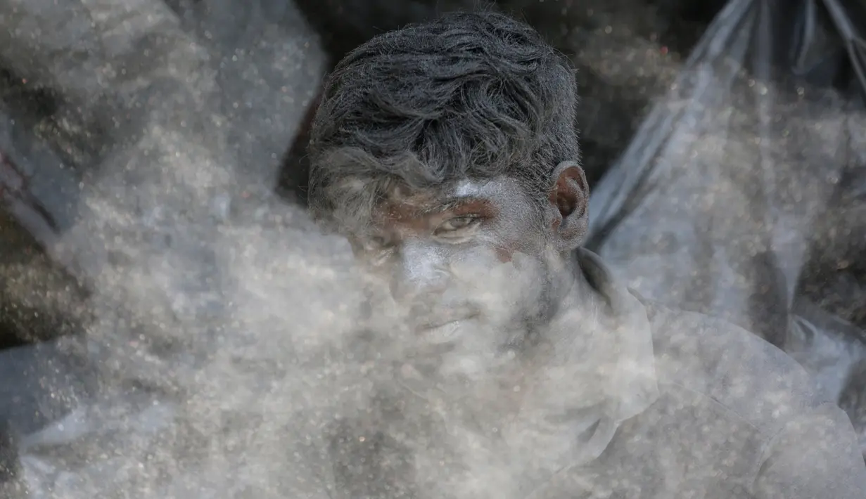 Seorang pekerja India mencampur bubuk mesiu untuk membuat petasan di sebuah pabrik di pinggiran Ahmadabad, Selasa (15/10/2019).  Menjelang Festival Diwali atau Festival Cahaya, produsen petasan di india dibanjiri pesanan. (AP Photo/Ajit Solanki)