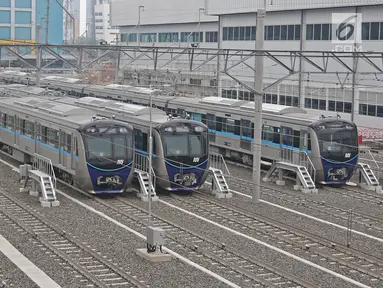 Kereta mass rapid transit (MRT) terparkir di depo  MRT Lebak Bulus, Jakarta, Selasa (28/8). Progres konstruksi moda transportasi MRT Jakarta fase I rute Lebak Bulus-Bundaran HI kini mencapai hampir 96 persen. (Liputan6.com/Herman Zakharia)