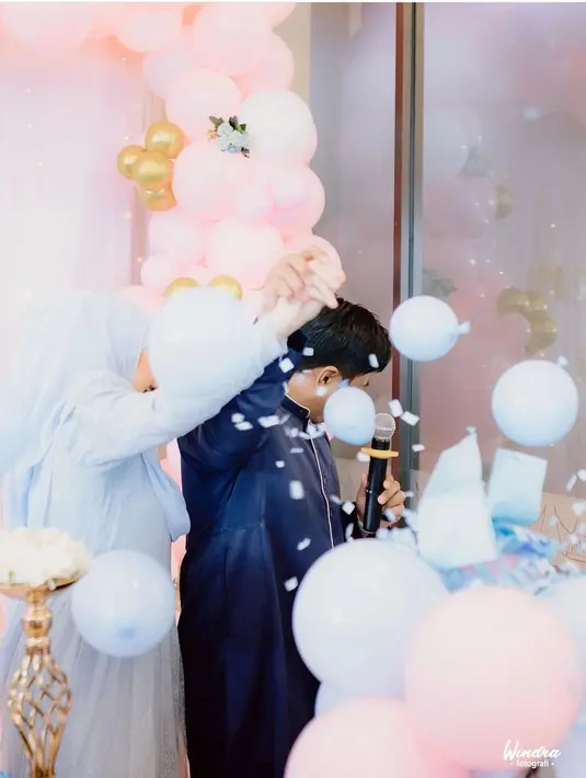 Confetti yang keluar ternyata berwarna biru. Yang berarti Indri sednag hamil anak laki-laki. (Foto: Instagram/ _indrigiana_)