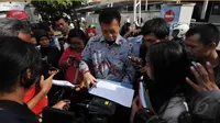 Ade Yuliawan kuasa hukum Zainal Abidin memberikan keterangan kepada wartawan di Dermaga Wijaya Pura, Jawa Tengah, Kamis (5/3/2015). (Liputan6.com/Johan Tallo)