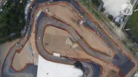 Foto udara progres pembangunan Jakarta International E-Prix Circuit (JIEC) di kawasan Taman Impian Jaya Ancol, Jumat (25/3/2022). Sirkuit dengan lintasan sepanjang 2.400 meter itu pembangunnya telah mencapai 87,9 persen dan ditargetkan rampung pada awal April 2022. (Liputan6.com/Herman Zakharia)