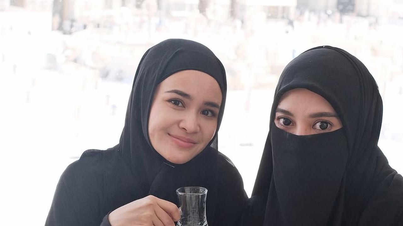 Michelle Ziudith Jalani Umrah Saat Ramadan, Tampilan Syar'i Banjir Pujian di Media Sosial