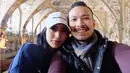 Pasangan pengantin baru Tyas Mirasih dan sang saumi, Raiden Muhamad Soedjono sedang menikmati masa bulan madu di Eropa. Tyas dan Raiden baru saja menggelar liburannya di Eropa. (Instagram/tyasmirasih)