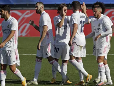 Real Madrid berpesta gol saat menjamu Huesca pada laga lanjutan Liga Spanyol di Estadio Alfredo Di Stefano. Karim Benzema yang tampil agresif mencetak dua gol dan membawa Real Madrid menang 4-1 atas Huesca. (AP Photo/Manu Fernandez)
