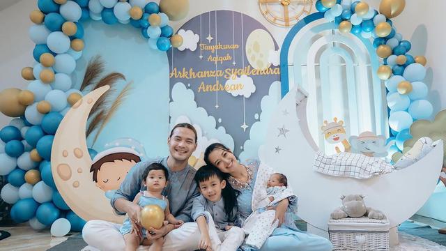 Tampil Kompak dengan Nuansa Biru, Ini 7 Momen Aqiqah dan Tasyakuran Anak Ketiga Sylvia Fully
