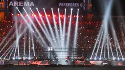 Band Kotak menjadi pembuka pada turnamen sepak bola Piala Jenderal Sudirman di Stadion Kanjuruhan, Malang, Selasa (10/11/2015). (Bola.com/Kevin Setiawan)