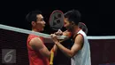 Tunggal putra Indonesia, Ihsan Maulana M (kanan) bersalaman dengan pemain Malaysia Lee Chong Wei usai berlaga di semifinal BCA Indonesia Open 2016, Jakarta, Sabtu (4/6/2016). Ihsan kalah dua set langsung 9-21, 18-21. (Liputan6.com/Helmi Fithriansyah)