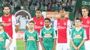 DARAH INDONESIA - Dua pemain bertahan Ajax, Jairo Reidelwald (dua dari kiri) dan Kenny Tete, merupakan pemain keturunan Indonesia yang tampil di laga lawan Rapid Vienna. (Bola.com/Reza Khomaini)