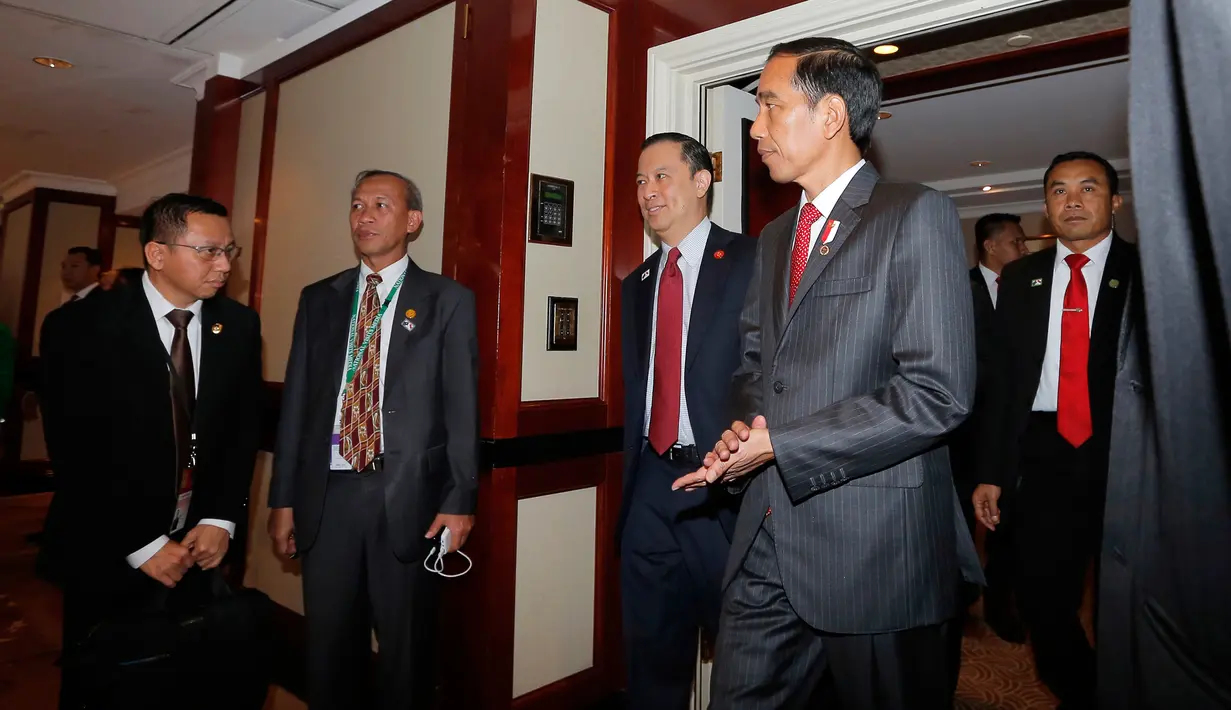 Presiden Jokowi saat tiba dalam kunjungan ke Sydney, Australia, Sabtu (25/2). Pertemuan tahuhan tersebut digelar untuk meningkatkan hubungan bilateral Indonesia - Australia. (Jason Reed/Pool/AFP)