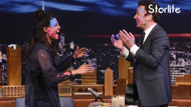 Priyanka Chopra tampil sebagai tamu dalam program milim Fallon, dan mereka saling menempelkan warna merayakan Holi.