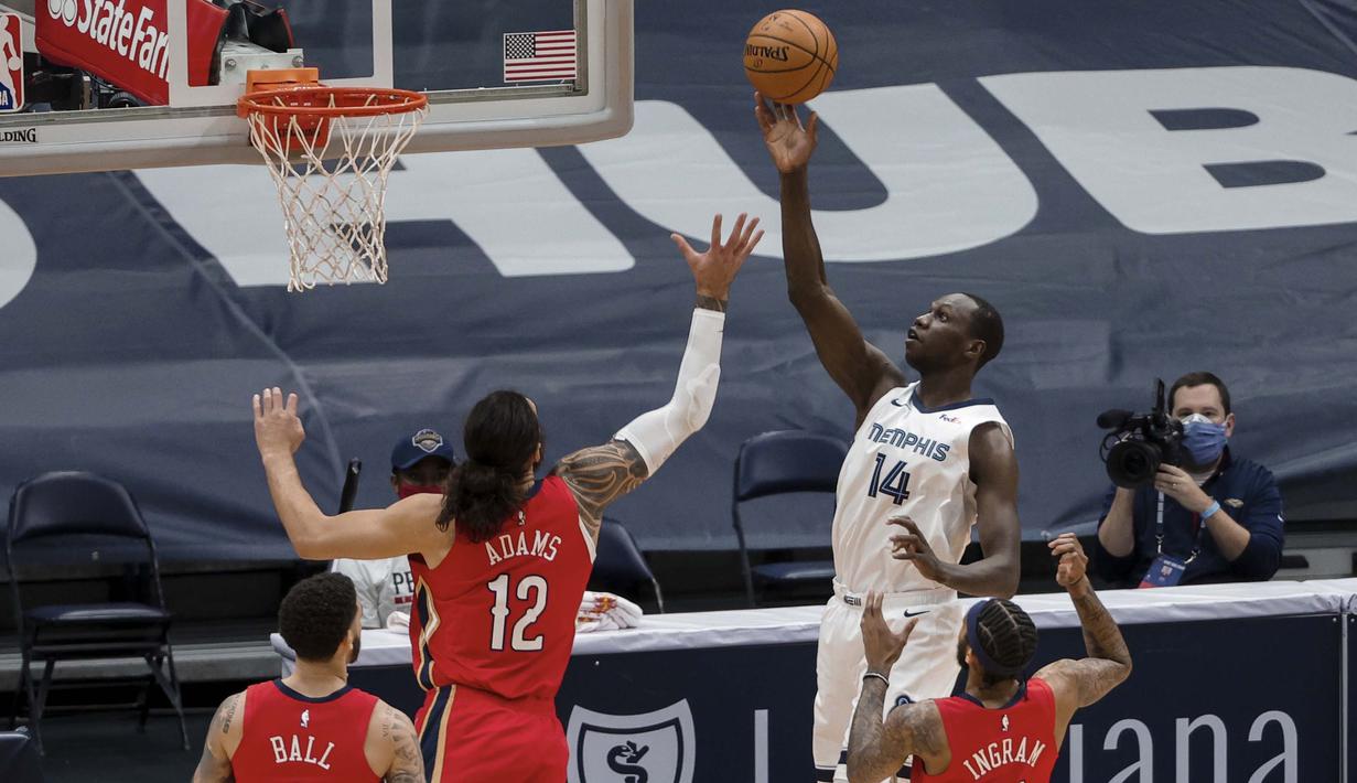 Dieng merupakan sosok pebasket muslim yang taat beragama. Ia kerap melakukan ibadah lima waktu sebelum melakukan pertandingan. Tak ada trik khusus saat menjalani ibadah puasa, baginya berkarir dan beragama harus dilakukan secara profesional. (Foto: AP/Derick Hingle)