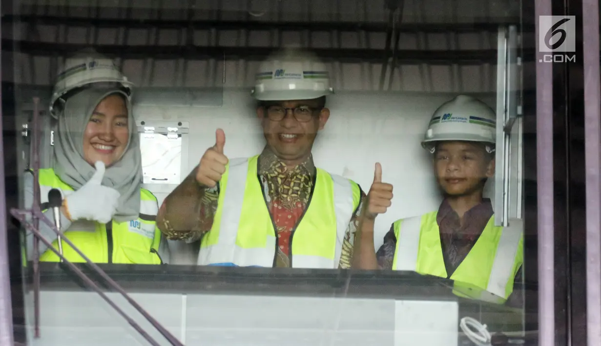 Gubernur DKI Jakarta Anies Baswedan didampingi anaknya Kaisar Baswedan berpose untuk difoto saat meninjau kereta MRT di Depo Lebak Bulus, Jakarta, Kamis (12/4).(Liputan6.com/Arya Manggala)