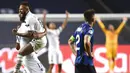 Pemain Paris Saint-Germain (PSG), Neymar dan Maxim Choupo-Moting, melakukan selebrasi usai membobol gawang Atalanta pada laga perempat final Liga Champions di Stadion Da Luz, Rabu (12/8/2020). PSG menang 2-1 atas Atalanta. (David Ramos/Pool,via AP)