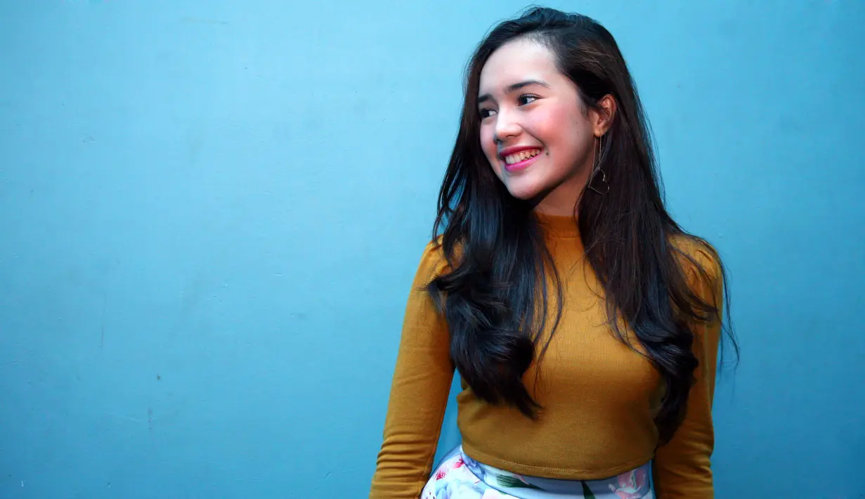 Seperti melansir dari Liputan6.com, Beby Tsabina mengatakan bahwa dirinya berhasil lolos di sekolah favorite yang punya peraturan sangat ketat sehingga membuatnya sulit untuk izin shooting. (Nurwahyunan/Bintang.com)