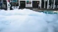 Penasaran ingin mengetahui bagaimana jadinya kalau nitrogen cair yang sangat dingin itu masuk dalam kolam renang? Siap-siap berkabut!