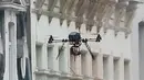 Drone milik kepolisian Belgia terbang mengawasi sebuah tempat terduga pelaku bom paris di Molenbeek, Brussel, Belgia, (8/3). Wilayah ini memang dihuni oleh imigran-imigran asal Afrika Utara. (REUTERS/VTM)