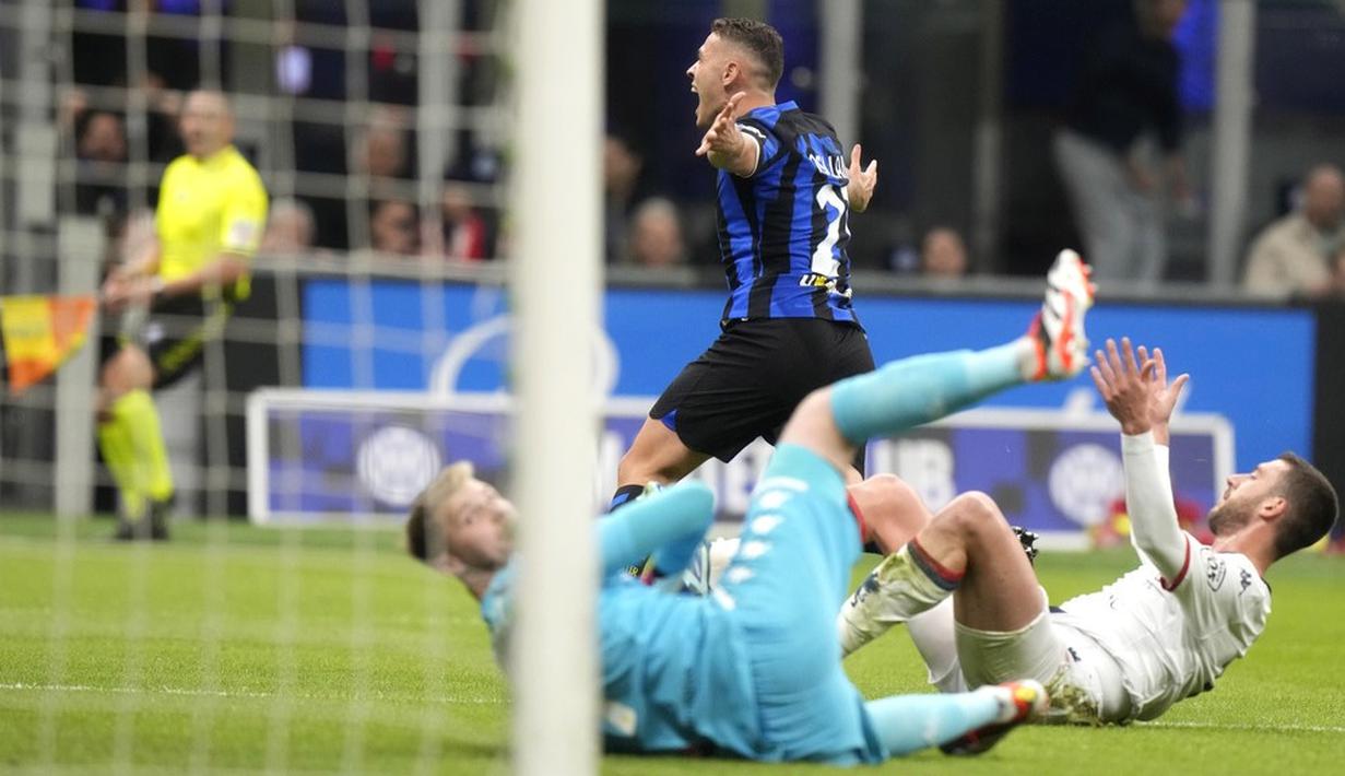 Pemain Inter Milan, Kristjan Asllani, melakukan selebrasi setelah mencetak gol ke gawang Genoa pada laga Liga Italia di Stadion Giuseppe Meazza, Selasa (5/3/2024). Berkat hasil ini, Inter pun semakin bertengger kokoh di puncak klasemen dengan poin 72, unggul 15 angka dari pesaing terdekat. (AP Photo/Luca Bruno)