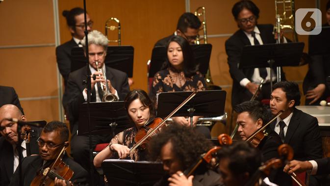 Jakarta Concert Orchestra dengan konduktor Avip Priatna Mag.Art mementaskan konserto biola 