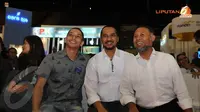 Ketua KPK, Abraham Samad (tengah) berfoto bersama Fauzi Baadillah dan Bambang Widjojanto (kanan) sebelum memulai diskusi Peran Film. (Liputan6.com/Helmi Fithriansyah)