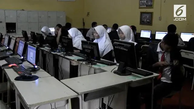 Proses ujian nasional berbasis komputer, UNBK, di Palembang hari pertama menghadapi kendala server pusat tidak menyambung ke sistem komputerisasi di ruang ujian siswa, sehingga siswa resah karena belum bisa mengerjakan soal ujiannya.