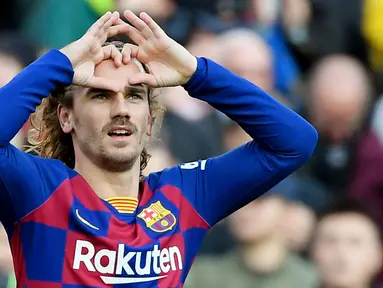 Penyerang Barcelona, Antoine Griezmann, melakukan selebrasi usai membobol gawang Getafe pada laga La Liga di Stadion Camp Nou, Sabtu (15/2/2020). Barcelona menang 2-1 atas Getafe. (AFP/Lluis Gene)