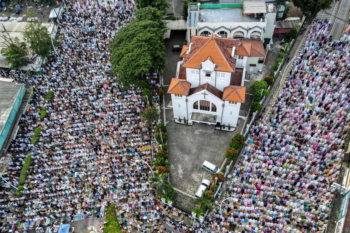 Ribuan jemaah gelar salat Idulfitri di jalanan depan gereja Jatinegara