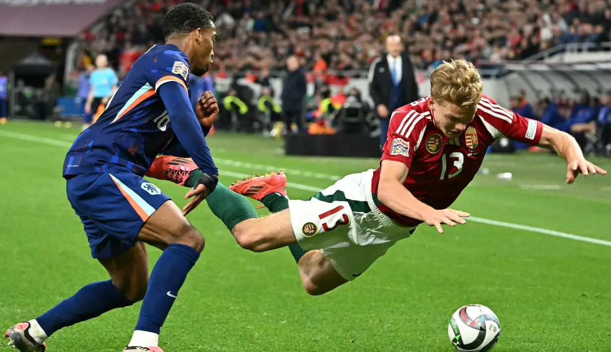 Di babak kedua, tim Oranje berusaha mengamankan penguasaan bola dan mengurung tuan rumah di area bermain sendiri. (Attila KISBENEDEK/AFP)