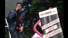 Juara ketiga Music Video Contest Vidio.com, Eros Tjokro tampil di acara inBox, Gelora Bung Karno, Jakarta, Rabu (28/1/2015). (Liputan6.com/Herman Zakharia)