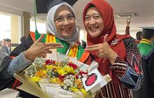 Momen Bahagia Eksanti Akhirnya Raih Gelar Sarjana di Usia 52 Tahun, Tak Gentar Selesaikan Kuliah Meski Usia Tak Muda Lagi
