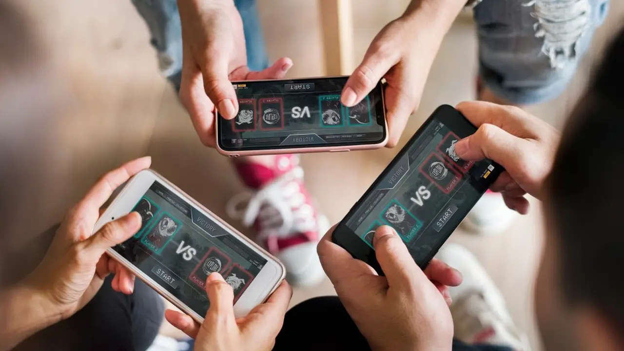Ilustrasi mabar game online. (Shutterstock/Twinsterphoto)