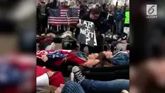 Ratusan Pelajar berkumpul di depan Gedung Putih mengutuk insiden penembakan massal Florida.
