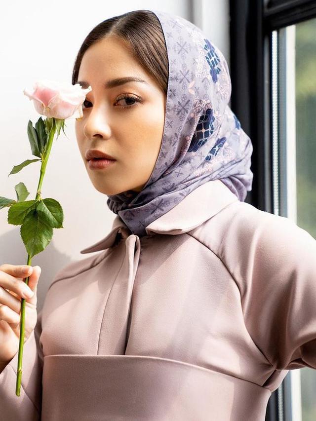 Potret Terbaru Nikita Willy Setelah Tunangan, Tampil Berhijab dan Elegan