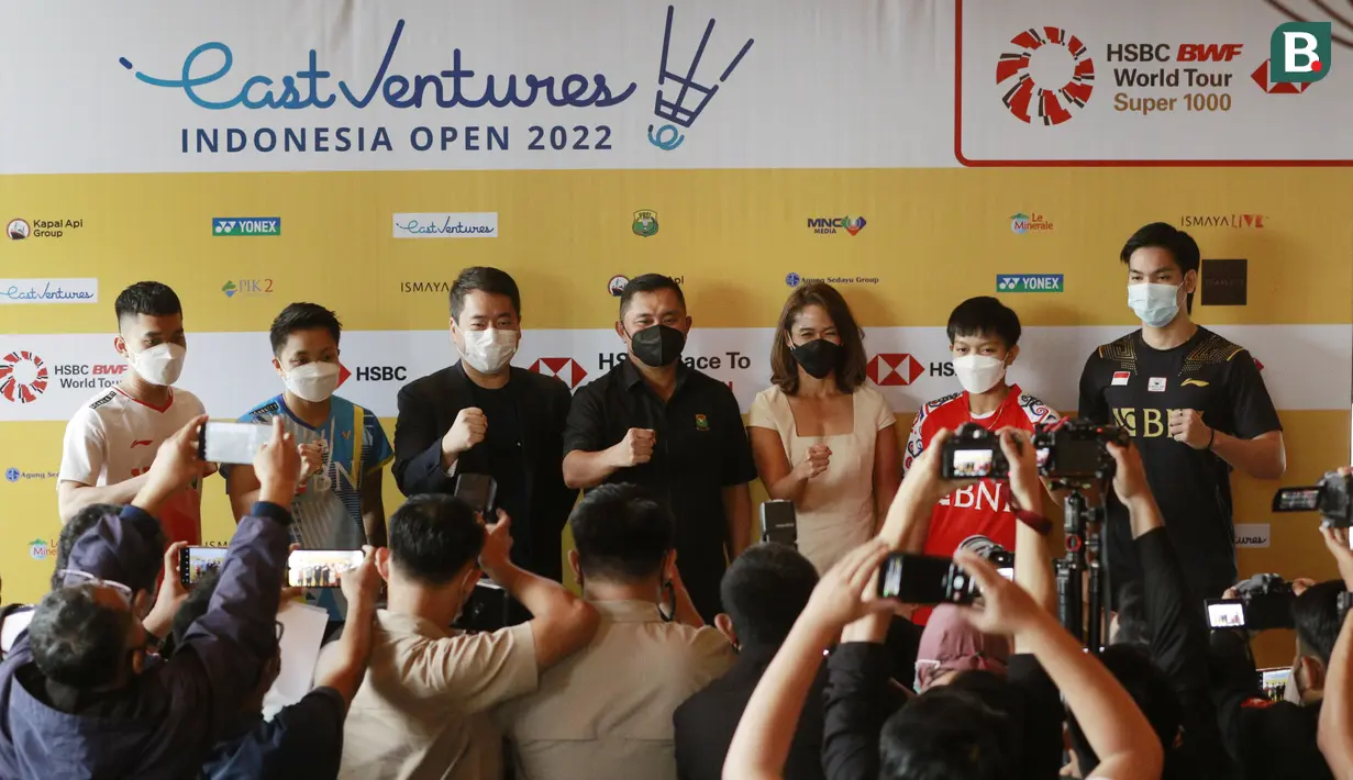 <p>Sekjen PSBSI, Muhammad Fadil Imran bersama para atlet dan pihak sponsor&nbsp;foto bersama usai jumpa pers Indonesia Open 2022 di BCA Tower, Jakarta, Rabu (25/5/2022). (Bola.com/M Iqbal Ichsan)</p>