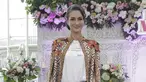 Ibu satu anak tampil sangat modis saat screening film Mantan Manten. Kain batik dikombinasikan dengan kaos putih terlihat cocok dipakai Atiqah Hasiholan. (KapanLagi.com/Muhammad Akrom Sukarya)