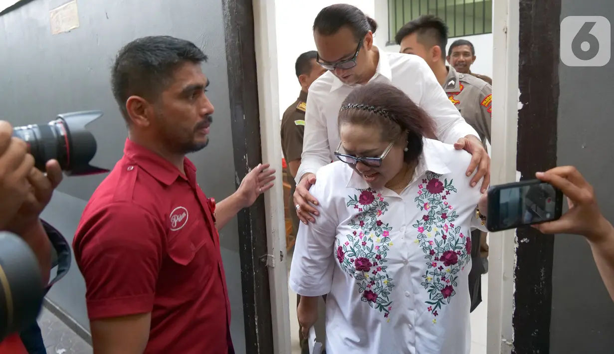 Terdakwa kasus dugaan penyalahgunaan narkotika Nunung dan suaminya July Jan Sambiran  tiba untuk menjalani sidang lanjutan di PN Jakarta Selatan, Jakarta, Rabu (9/10). Sidang lanjutan Nunung dan suaminya dengan agenda mendengarkan keterangan saksi dari JPU. (Liputan6.com/Herman Zakharia)
