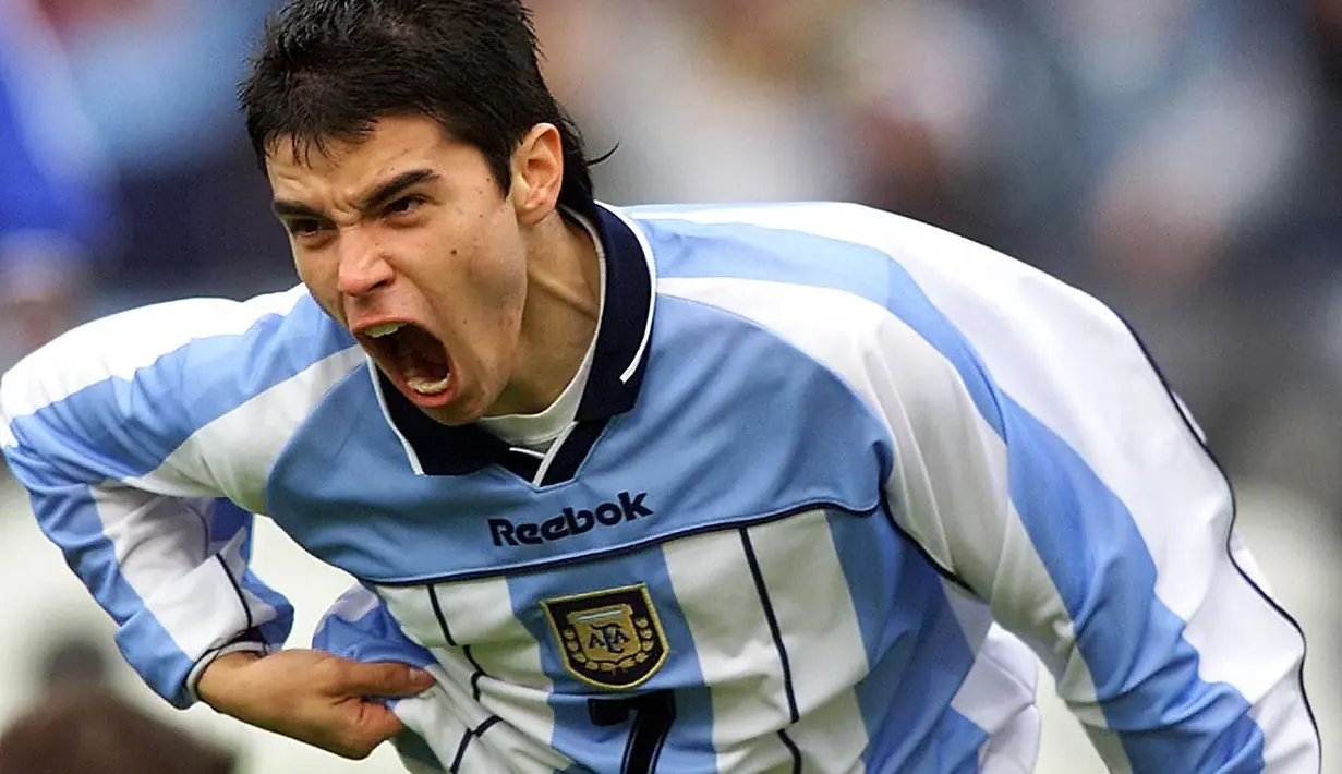 Pemain Timnas Argentina, Javier Saviola melakukan selebrasi setelah mencetak gol ke gawang Timnas Prancis pada laga perempat final Piala Dunia U-20 2021 di Buenos Aires, Argentina, 1 Juli 2001. Saviola keluar sebagai pencetak gol terbanyak pada turnamen ini dengan tujuh gol untuk skuad muda Albiceleste. Selain itu, berkat penampilan apiknya, ia berhasil menyabet Golden Ball serta membawa tuan rumah memenangkan ajang tersebut. (AFP/Daniel Garcia)
DANIEL GARCIA / AFP