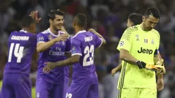 Kiper Juventus, Gianluigi Buffon, tampak sedih usai menelan kekalahan dari Real Madrid pada laga final Liga Champions di Stadion Millennium, Sabtu (3/6/2017). Juventus kalah 1-4 dari Real Madrid. (AP/Dave Thompson)