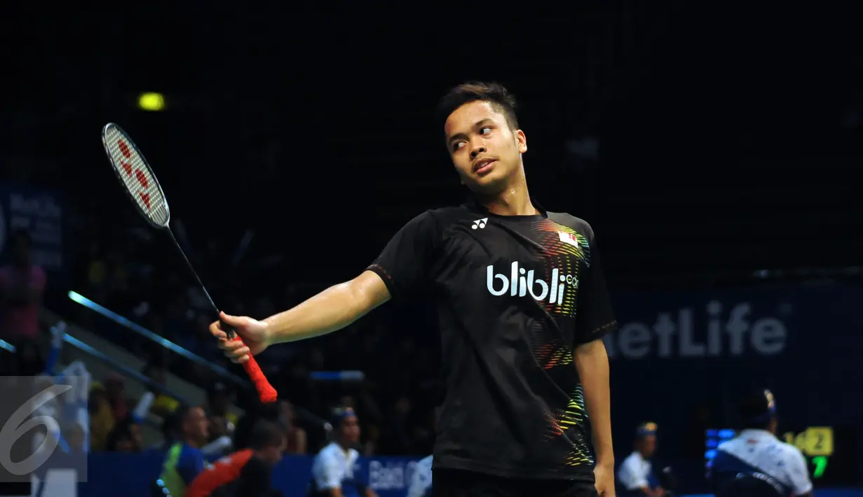 Ekspresi kekecewaan pebulutangkis tunggal putera Indonesia, Anthony S Ginting saat gagal meraih poin di laga melawan Jan O Jorgensen (Denmark) di BCA Indonesia Open 2016, Istora Senayan Jakarta, Rabu (1/6/2016). (Liputan6.com/Helmi Fithriansyah)
