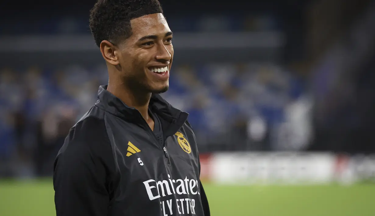 Gelandang  Real Madrid Jude Bellingham tersenyum selama sesi latihan menjelang matchday 2 Grup C Liga Champions 2023/2024, di stadion Diego Armando Maradona di Naples, Senin, 2 Oktober 2023. (Alessandro Garofalo/LaPresse via AP)