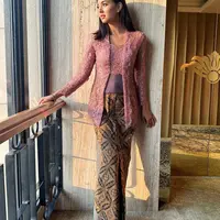 Aurelie kemudian memasangkan kebaya tersebut dengan kain jarik warna coklat dan pointed heels warna putih. [@aurelie]