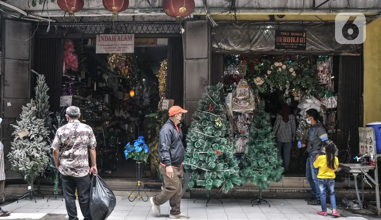 Salah satu toko yang menjual pernak-pernik Natal di Pasar Asemka, Jakarta, Kamis (9/12/2021). Menurut salah satu pedagang, warga khususnya umat Kristiani mulai ramai berburu pernak-pernik Natal dan Tahun Baru sejak pertengahan November lalu. (merdeka.com/Iqbal S Nugroho)