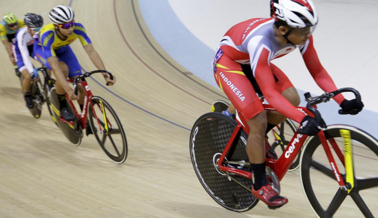 Pesepeda Indonesia, Angga Dwi Wahyu (kanan), memacu kecepatan pada nomor scratch race junior putra saat Asian Track Championship 2019 di Jakarta International Veledrome, Jakarta, Kamis (10/1). Angga berhasil meraih emas. (Bola.com/Yoppy Renato)