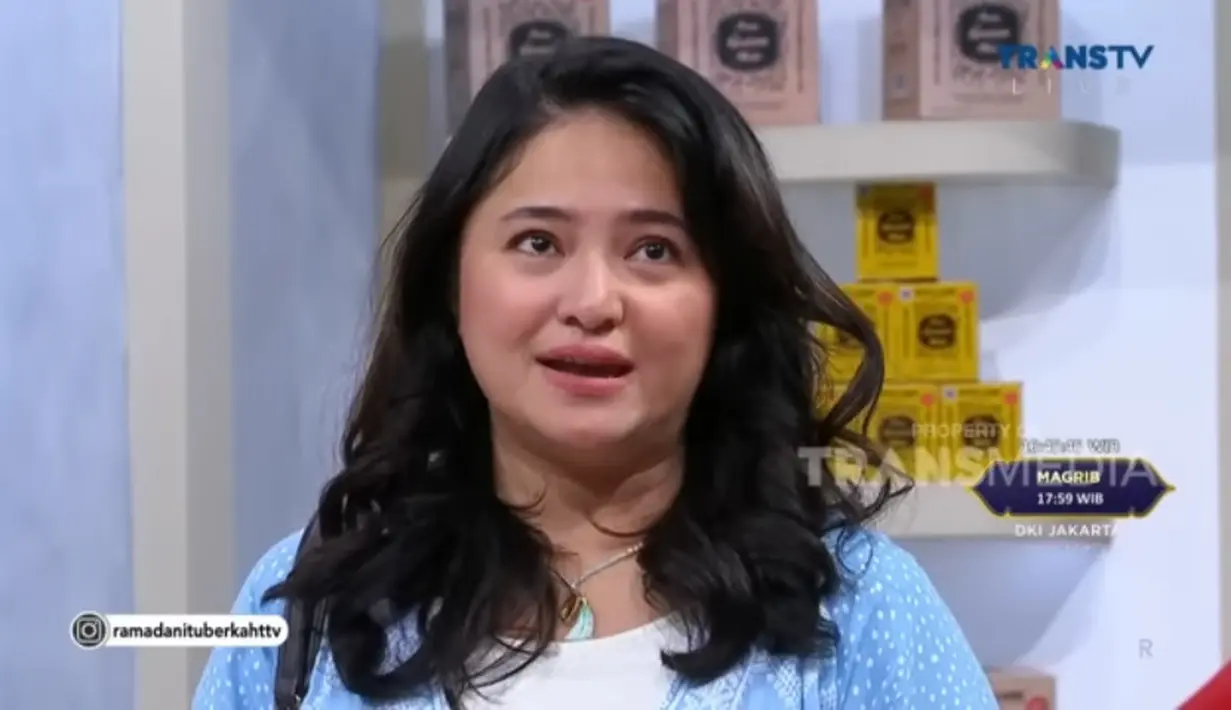 Marshanda tak kuasa menahan air mata saat membahas sang buah hati, Sienna. Didepan Ustaz Maulana, Marshanda menangis berdoa demi sang buah hati. Marshanda mengaku sangat dekat dengan putrinya, tapi sayang tak bisa ikut mengurusnya. [Youtube/TRANS TV Official]