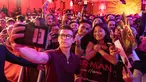 Aktor Tom Holland berswafoto dengan penggemarnya saat acara Spider-Man: Far From Home Pan-Asian Media Summit Bali di Denpasar, Senin (27/5/2019). Kegiatan itu merupakan rangkaian promo film terbaru yang rencananya akan dirilis pada Juli mendatang. (ANTHONY KWAN/GETTY IMAGES NORTH AMERICA/AFP)