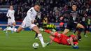 PSG tetap tampil menekan sekembalinya dari ruang ganti. Pada menit ke-63, Mbappe kembali menciptakan peluang yang hampir membuat PSG unggul. Umpan dari Draxler membuat Mbappe terbebas dan tinggal berhadapan satu lawan satu dengan Dogan Alemdar. Sialnya, bidikannya masih melebar. (AFP/Julien De Rosa)