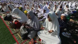 Ratusan warga khusyuk berdoa mengikuti kegiatan keagamaan dzikir dan doa bersama. (merdeka.com/Arie Basuki)